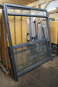 Металлическая межкомнатная дверь со стеклом, металлическая дверь