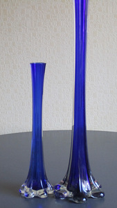 Высокая ваза из синего стекла