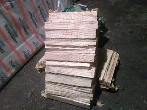 Сухие дрова в сетках