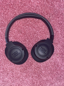 JBL mustad juhtmevabad kõrvaklapid