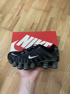 Кроссовки Nike Shox ЖЕНСКИЕ 40 размера, новые, коробка немного повреждена.