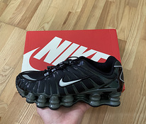 Кроссовки Nike Shox ЖЕНСКИЕ 40 размера, новые, коробка немного повреждена.