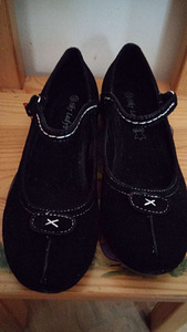 Черные очень красивые новые туфли 37