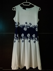 Uus ilus valge siniste lilledega kleit S/M