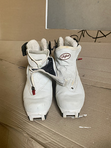 Женские лыжные ботинки 40
