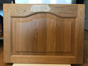 Кухонная мебель с деревянными дверцами