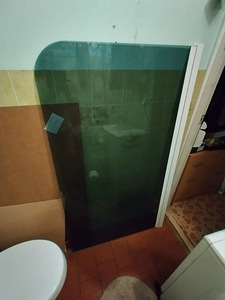 Стеклянная перегородка для ванны с стыком к стене