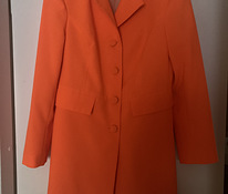 Приличная неоновая оранжевая куртка (длиннее) на 38 размер