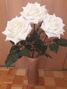 Декоративные розы в плетёной вазе