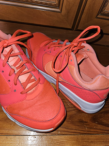 Неоново-оранжевые кроссовки Nike 41
