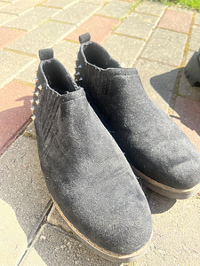 Mustast nahast naiste kingad