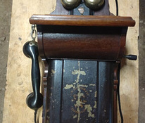 Старый заводной настенный телефон