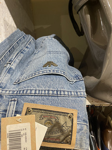 Жилет versace, джинсы Armani, брюки Moschino