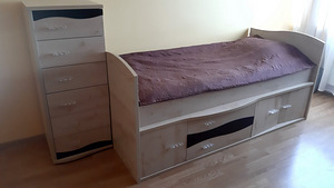 Кровать с матрасом и комодом