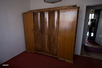 Старинный шкаф для одежды