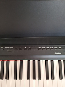 Müüa elektroonilise klaveri täis klaviatuur