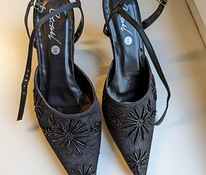 Uued mustad kingad kontsa ja paelaga. Kontsa kõrgus 7 cm