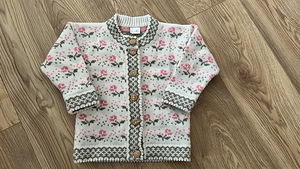 Детский свитер с розами из шерсти р.100