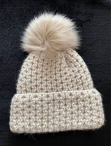 Теплая зимняя шапка с кисточкой