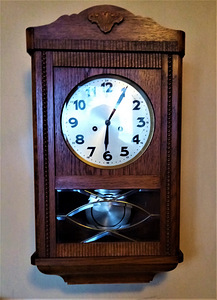 Старинные настенные часы Gustav Becker.