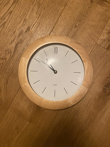 Круглые настенные часы с деревянной окантовкой