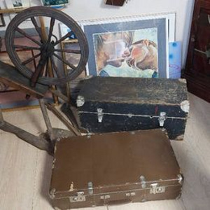 Старая деревянная коробка, прялка, чемодан