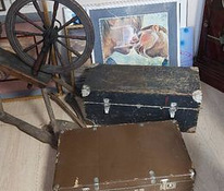 Старая деревянная коробка, прялка, чемодан