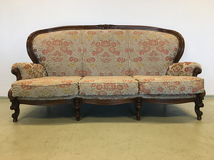 Красивый диван-диван в стиле рококо