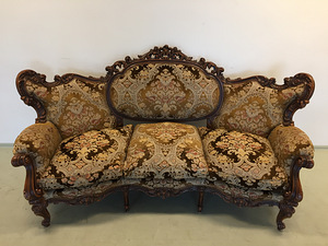 Красивый диван-кушетка в стиле рококо