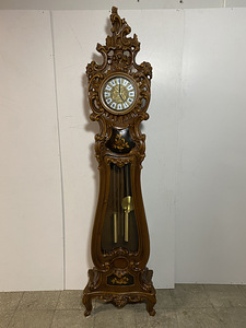 Напольные часы в стиле рококо