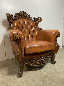 Чудесное кресло в стиле рококо