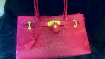 Модная сумочка из кожи крокодила цвета фуксии.