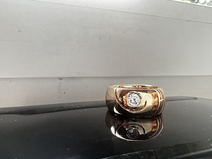 Новое золотое с бриллиантом кольцо.
