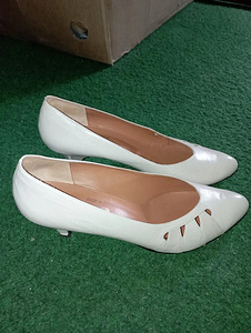 Белые женские кожаные туфли на каблуках