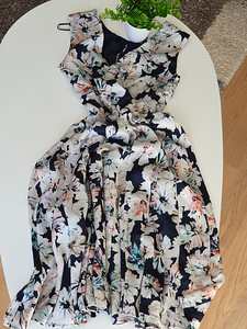 Sleeveless coloured print dress