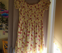 Желтое платье с цветочным принтом на лето