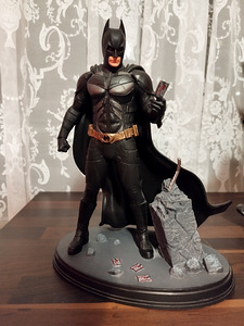 Продам лимитированную фигурку Бэтмена