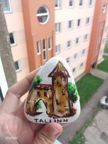 Акриловый рисунок на камне "Таллин" (фото #1)