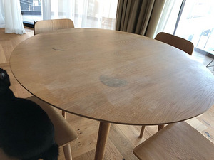 Tammest söögilaud ja neli sobivat tooli (2 foto / 2)