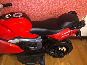 Детский электромотоцикл BMW K1300S от 3х лет (7 фото из 10)