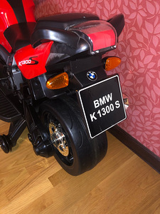 Детский электромотоцикл BMW K1300S от 3х лет (8 фото из 10)