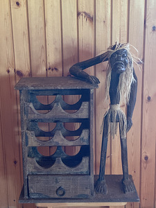 Винный шкаф с деревянными фигурками