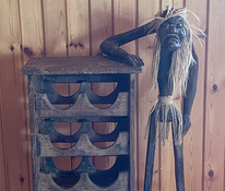 Винный шкаф с деревянными фигурками