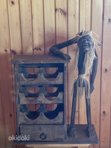 Винный шкаф с деревянными фигурками (фото #1)
