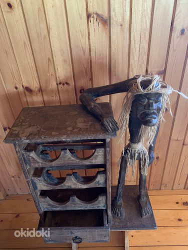 Винный шкаф с деревянными фигурками (фото #3)