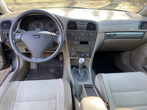 Автомобиль Вольво V40 (6 фото из 11)