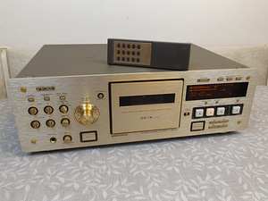 Vanakooli tippklassi kassettdekk Teac V-8030S puldiga (1 foto / 10)