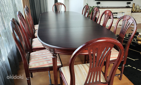 Великолепный раздвижной обеденный стол и 10 стульев (фото #1)