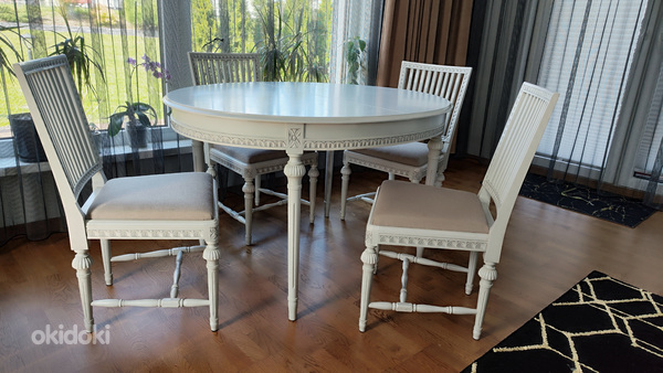 Великолепный белый овальный обеденный стол и стулья (фото #2)