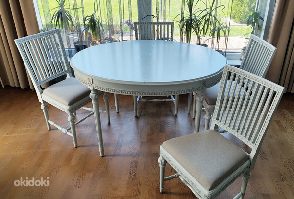 Великолепный белый овальный обеденный стол и стулья (фото #1)